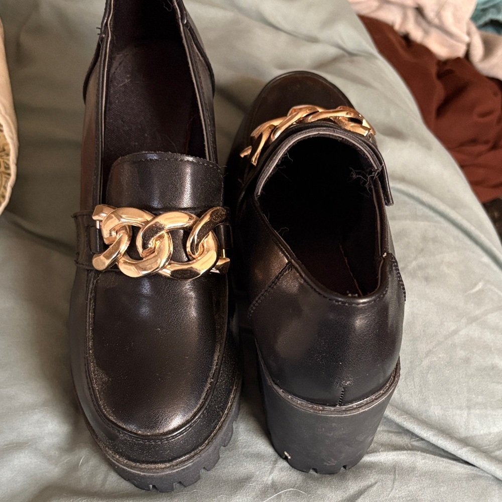 Elegant Black Platform Loafers with Gold Chain